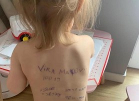 Măsuri disperate în Ucraina. O mamă a scris pe spatele fetiței sale datele de contact pentru a fi ajutată dacă părinții sunt uciși în război